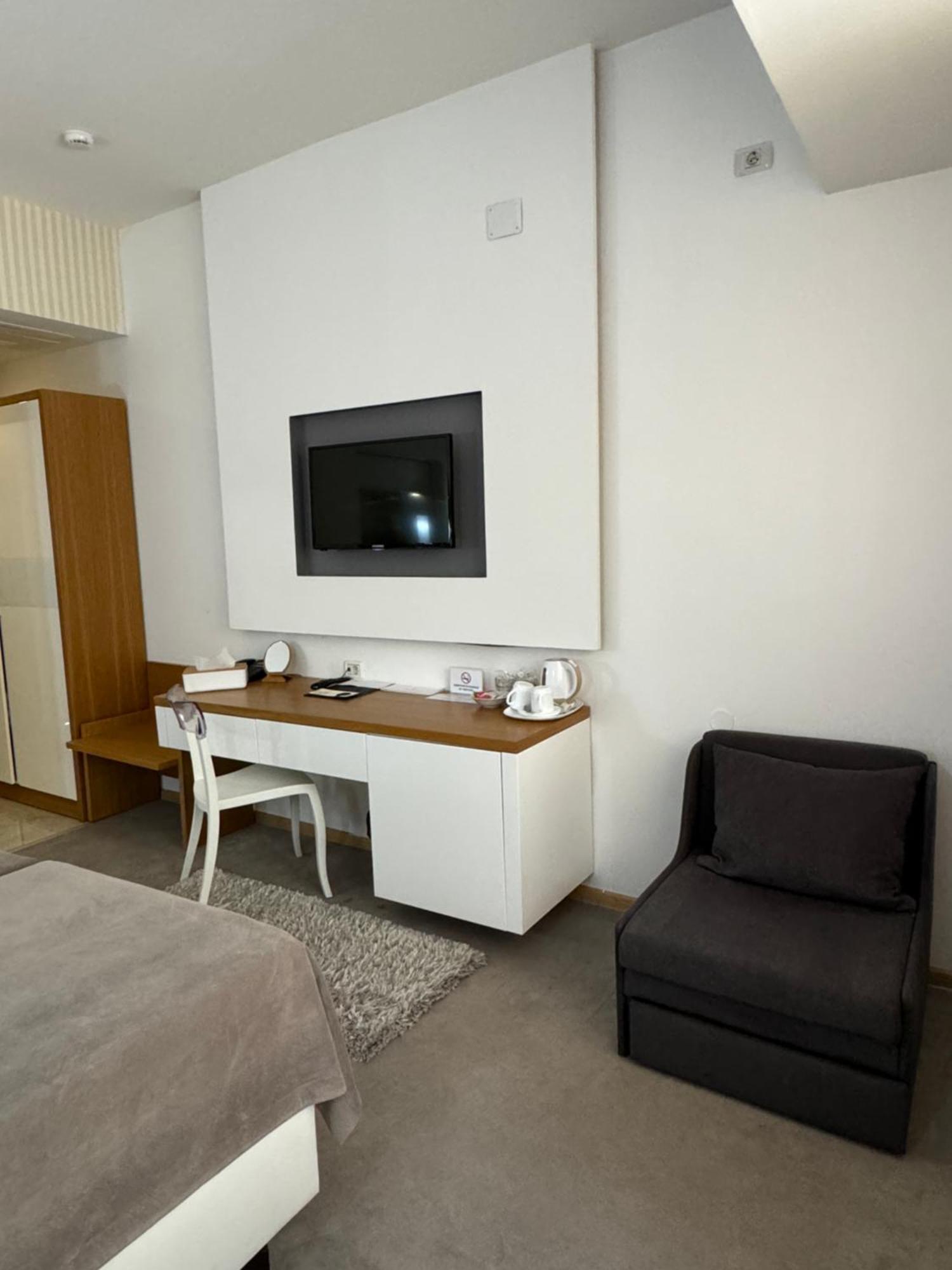 Gardenia Hotel & Spa Veles Exterior foto A television set in a hotel room
