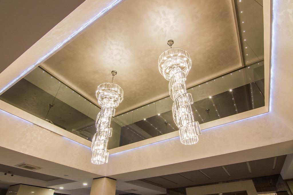 Gardenia Hotel & Spa Veles Exterior foto The chandeliers in the lobby